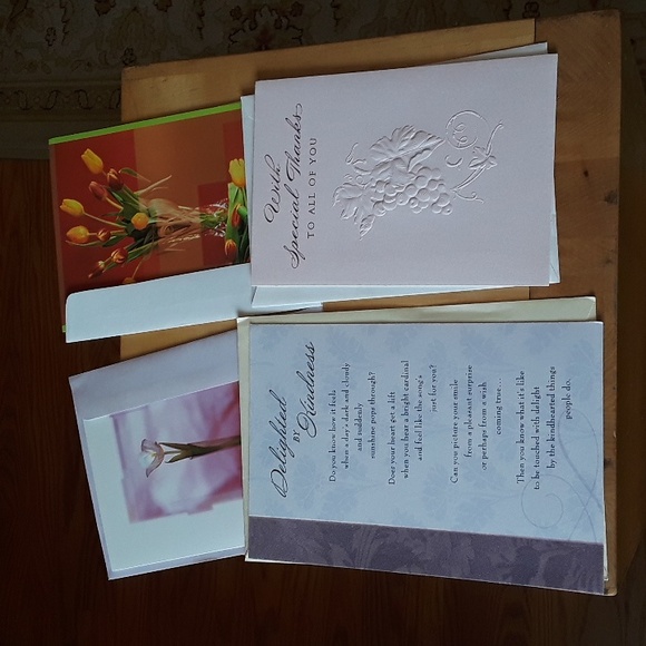 28 GREETING CARDS HALLMARK AND OTHER BRANDS - Picture 6 of 10